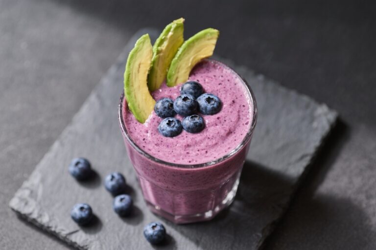This Blueberry Avocado Smoothie Is Super Delicious!